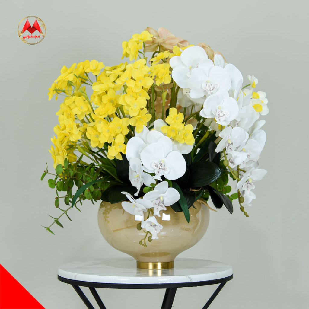 گل مصنوعی نرگس و ارکیده در گلدان شیشه‌ای گلبهی