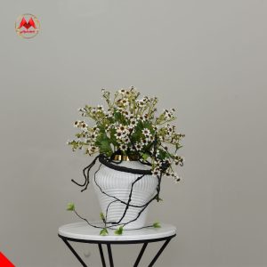 گلدان شیشه‌ای با گل بابونه ژولیده مصنوعی و شاخه جلبکی مشکی